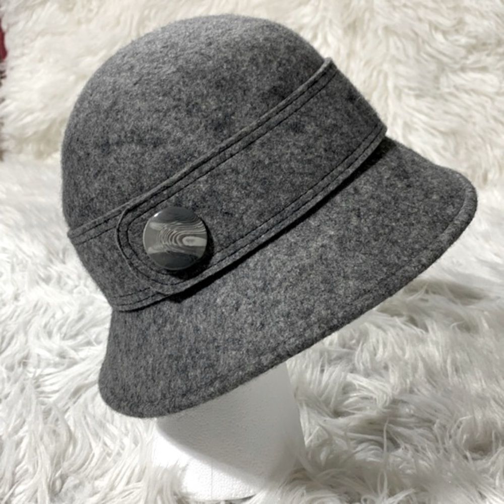 WOOL Felt hat one button detail gray like new